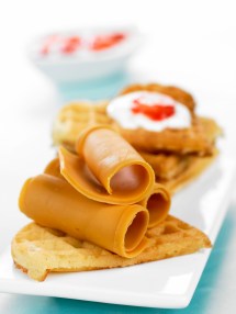 brunostskiver på vaffel rømme og syltetøy