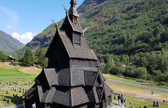 Viduslaiku koka baznīca – stavkirke